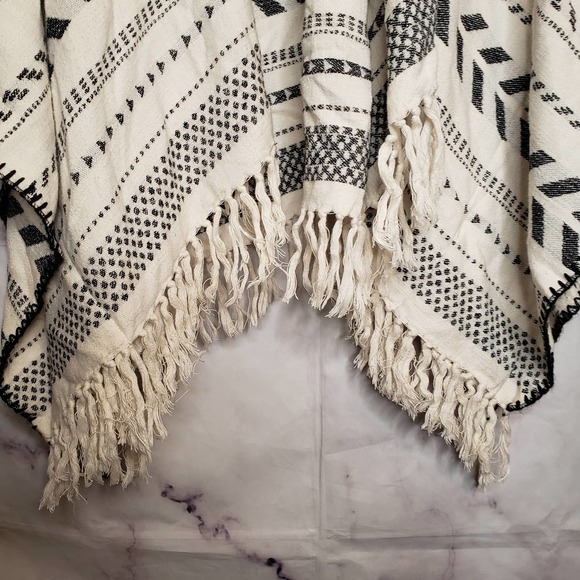 AMERICAN EAGLE Knitted Boho Fringe Hem Poncho Boho Sweater OS - Picture 3 of 8